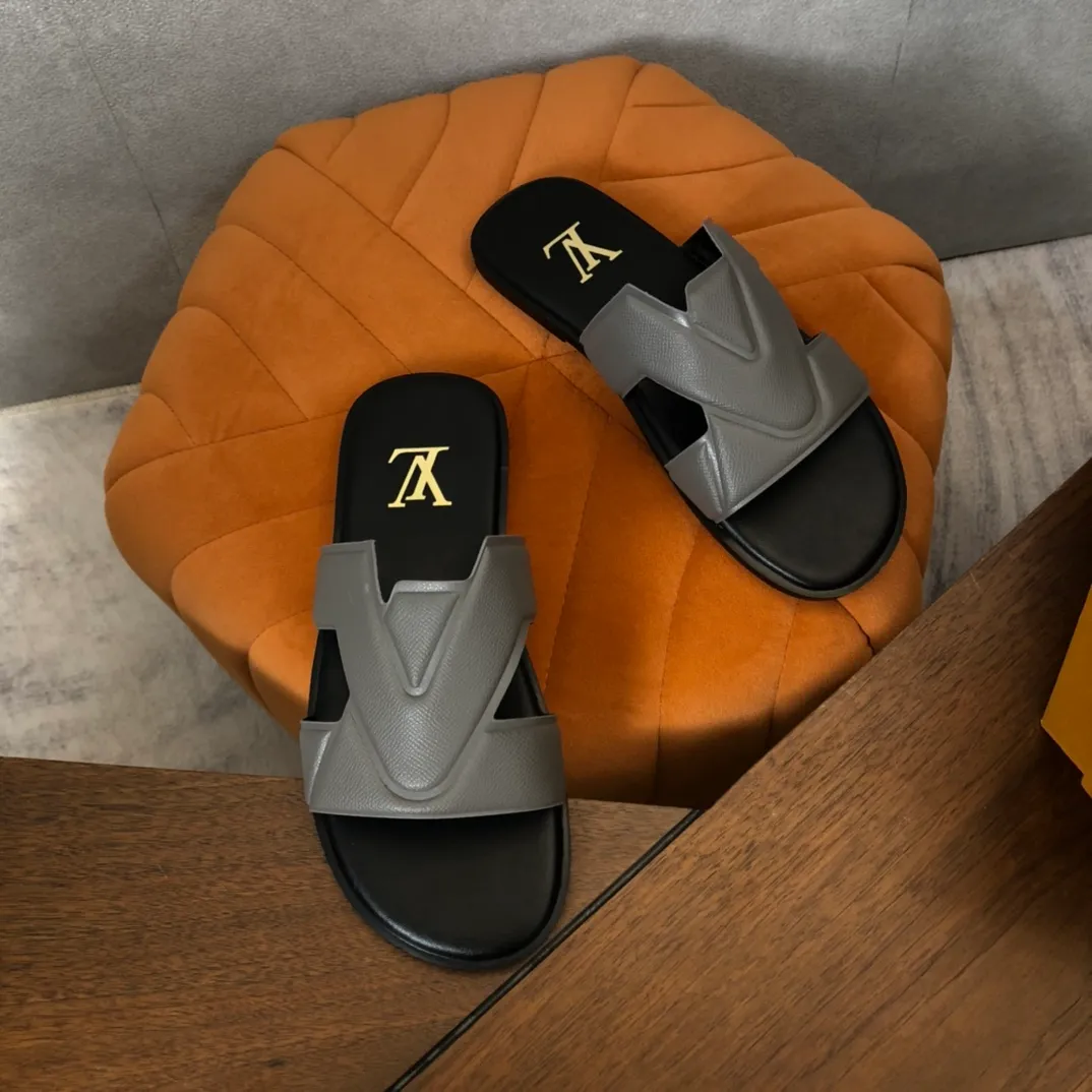 Factory price: 270💰LV counters are selling new brand luxury men's slippers, casual, loose and comfortable. The must-have model in the picture above [Happy][Happy], multiple colors available Size: 38-44, customized 45